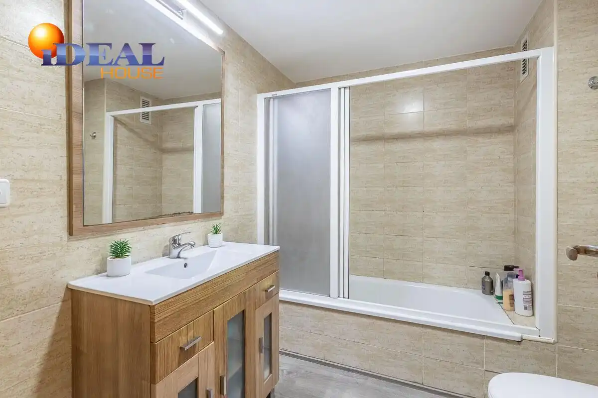 Bathroom of Flat for sale in Granada