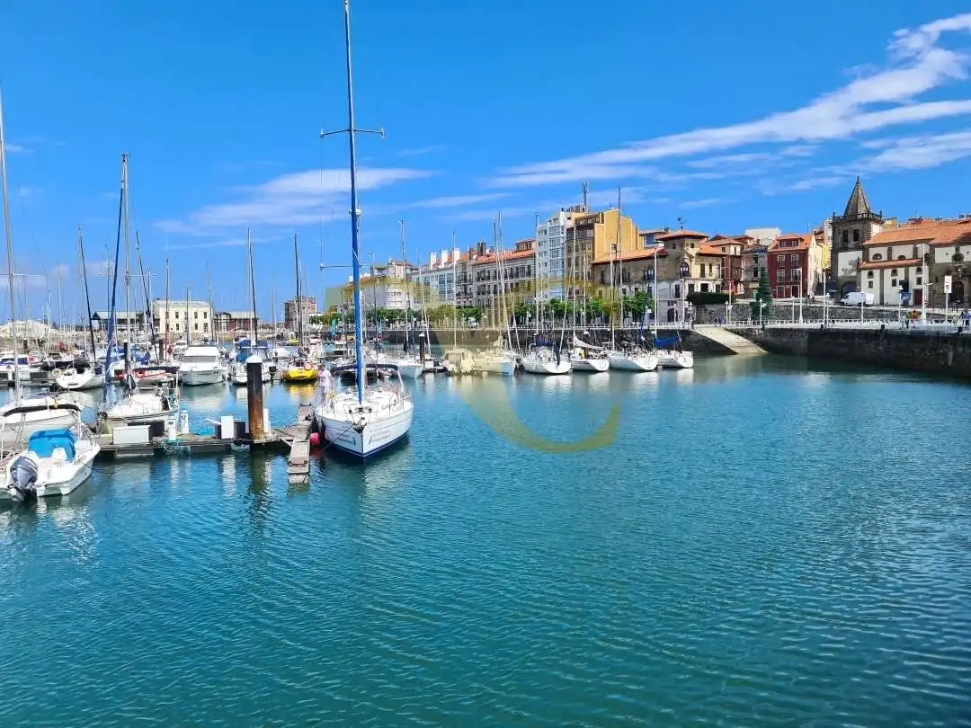 Vista exterior de Pis en venda en Gijón  amb Calefacció, Jardí privat i Terrassa