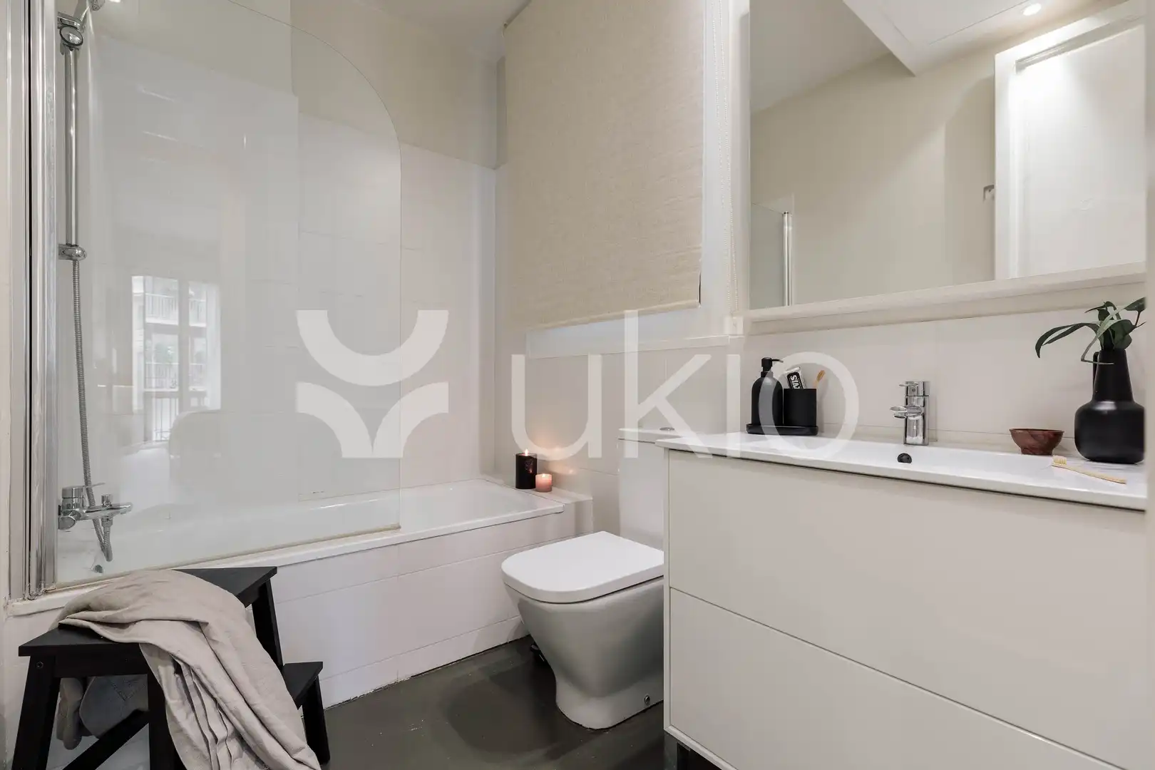 Bathroom of Apartments for rent in Barcelona  with Air Conditioner, Heating and Furnished