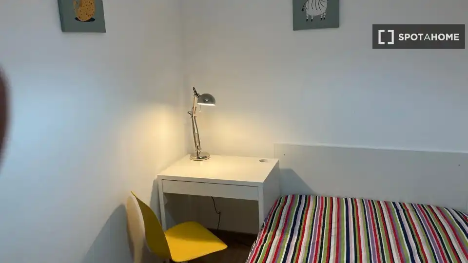 Dormitori de Pis de lloguer en L'Hospitalet de Llobregat amb Aire condicionat, Calefacció i Moblat