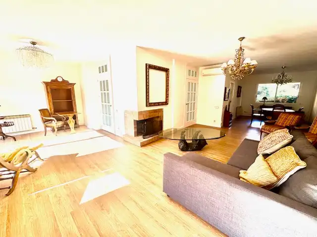 Sala d'estar de Casa adosada en venda en Sant Cugat del Vallès amb Aire condicionat, Calefacció i Jardí privat