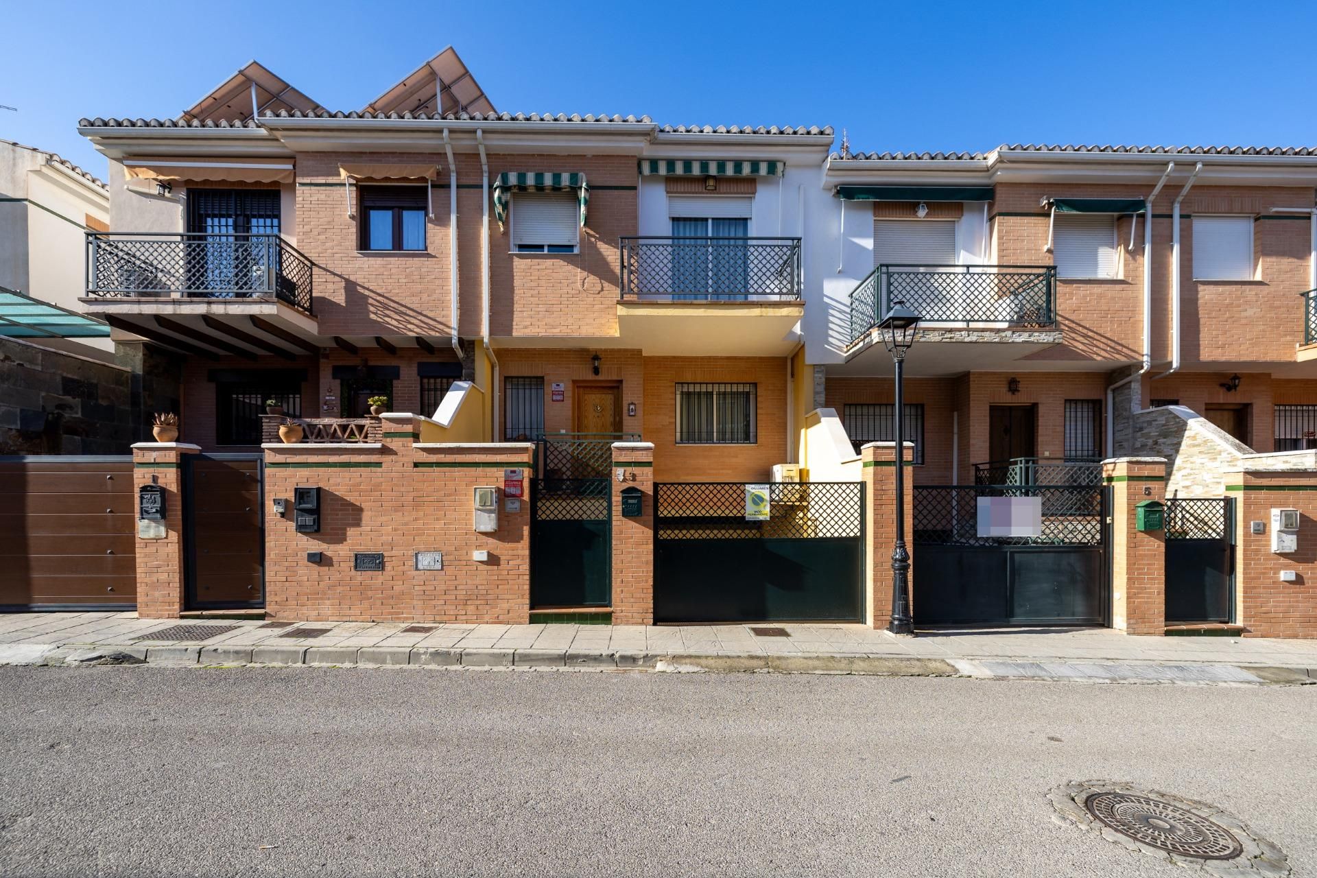 Vista exterior de Casa adosada en venta en Ogíjares con Aire acondicionado, Calefacción y Terraza