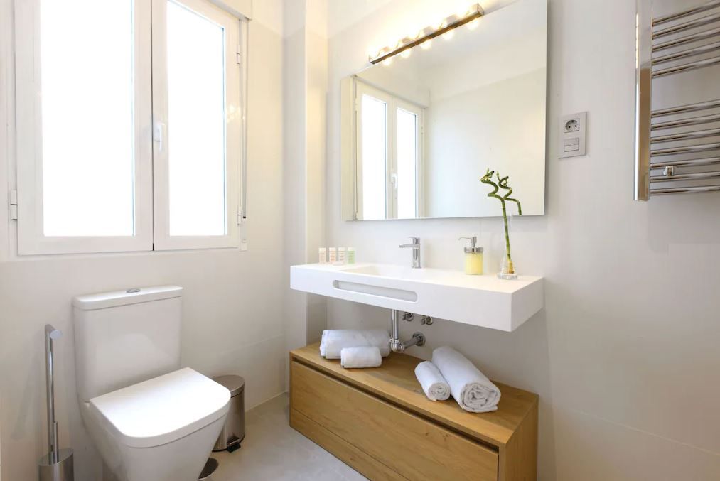 Bathroom of Flat to rent in Donostia - San Sebastián   with Air Conditioner, Furnished and TV