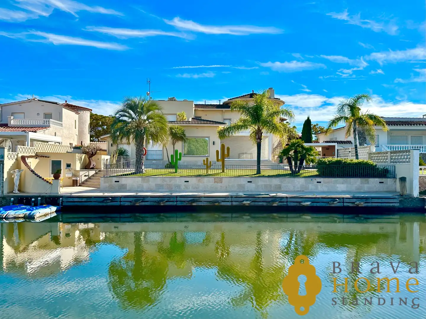 Exterior view of Houses for sale in Empuriabrava  with Air Conditioner, Heating and Private garden