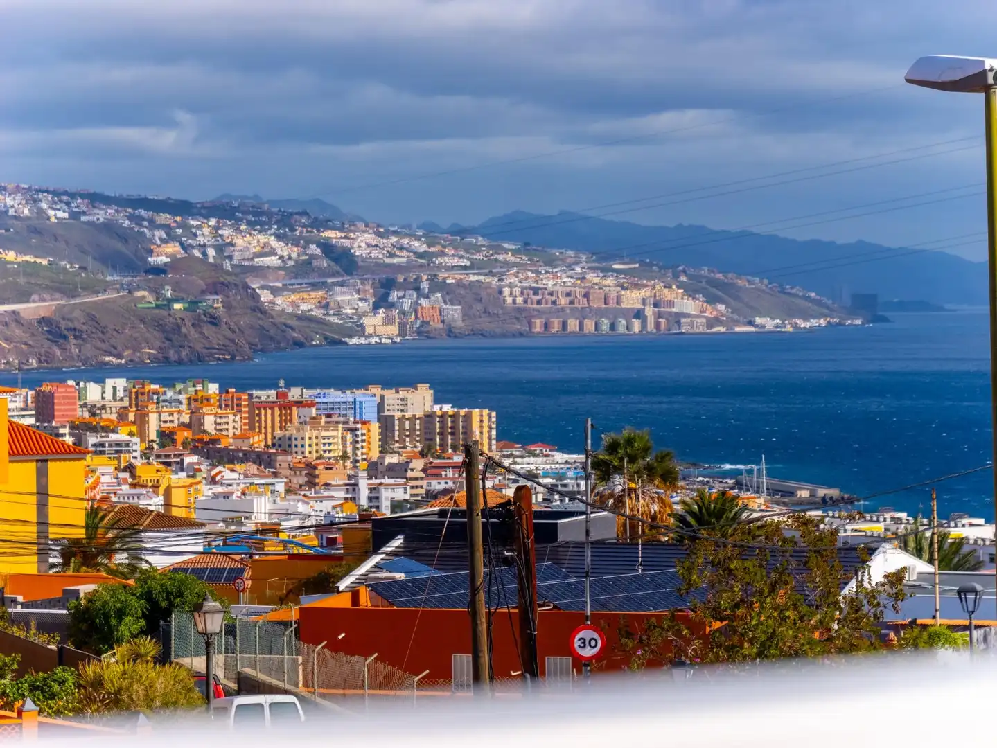 Vista exterior de Casa adosada en venda en Candelaria amb Aire condicionat, Jardí privat i Piscina comunitària