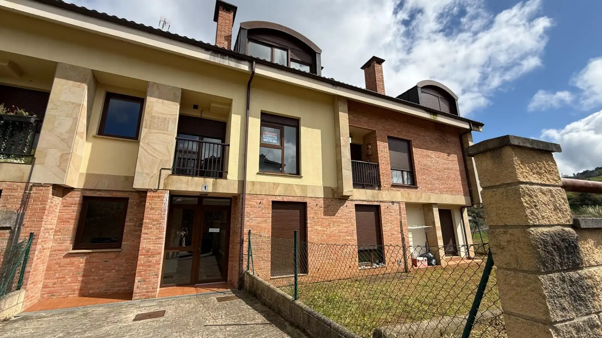 Vista exterior de Edificio en venta en Reocín
