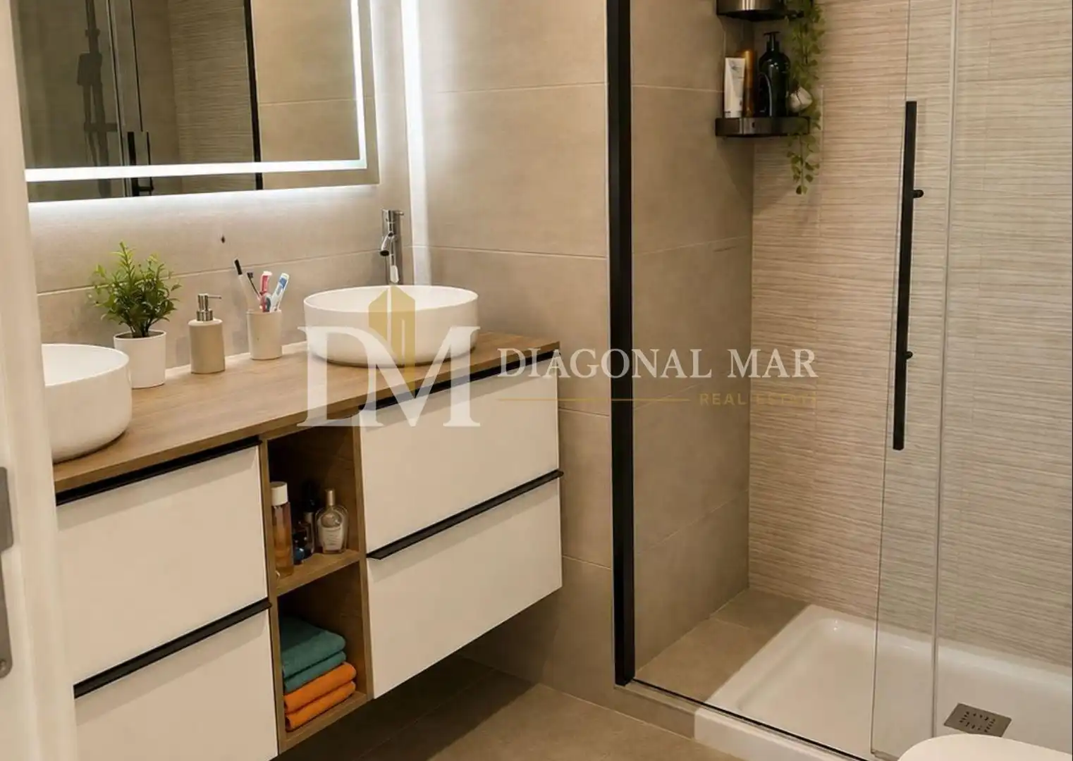 Baño de Piso de alquiler en Sant Adrià de Besòs con Parquet, Balcón y Piscina comunitaria