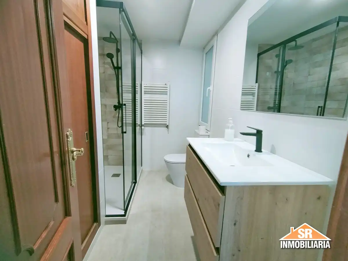 Baño de Piso de alquiler en A Coruña Capital  con Calefacción, Amueblado y Horno