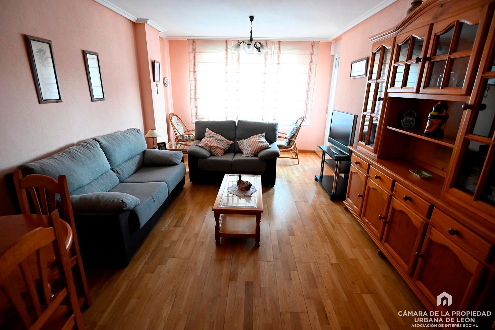 Sala d'estar de Pis de lloguer en León Capital  amb Calefacció, Terrassa i Moblat