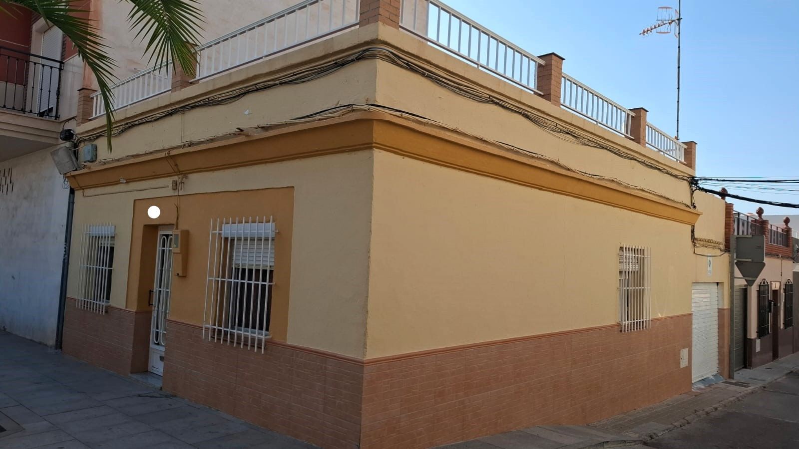 Vista exterior de Casa o xalet en venda en Motril amb Aire condicionat, Terrassa i Moblat