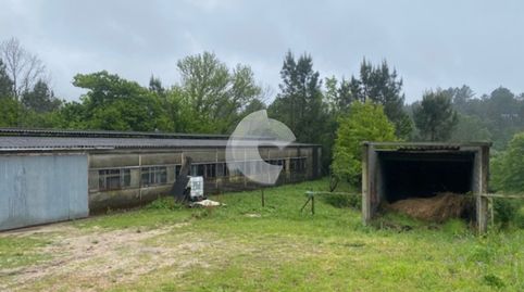 Excelente oportunidad en Grou, ayuntamiento de Lobios. Nave industrial de 900 m2 con posibilidad de distintos usos, además de una