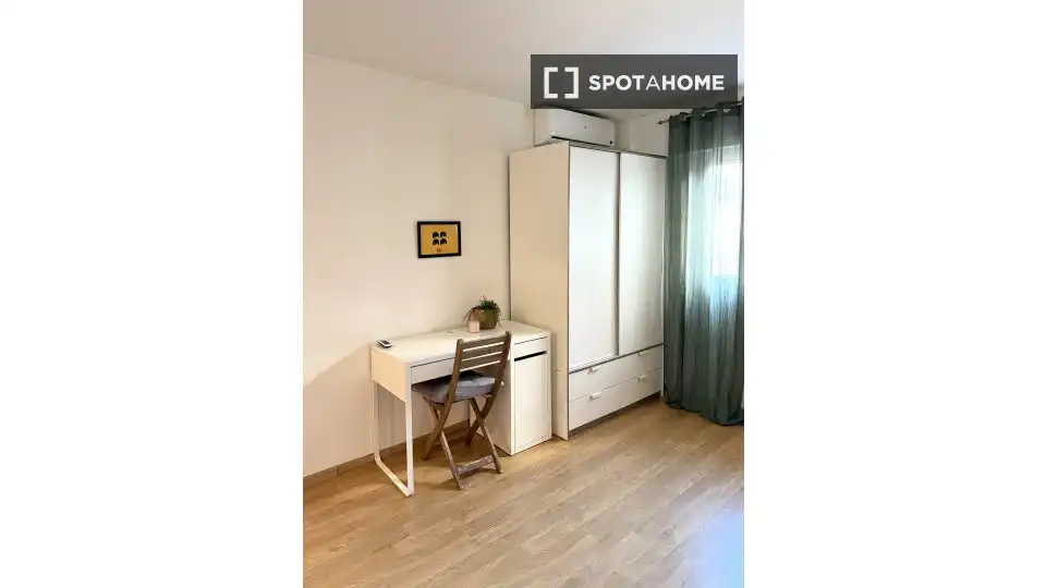 Habitación de Piso de alquiler en Valencia con Aire acondicionado, Calefacción y Amueblado