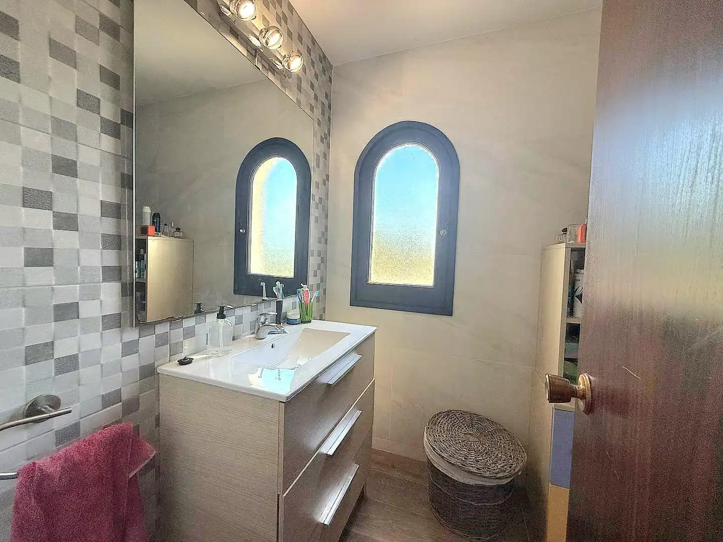 Badezimmer von Einfamilien-Reihenhaus zum Verkauf in Calafell mit Privatgarten, Terrasse und Abstellraum