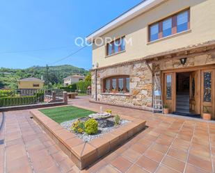 Exterior view of Single-family semi-detached for sale in Basauri   with Air Conditioner, Heating and Private garden