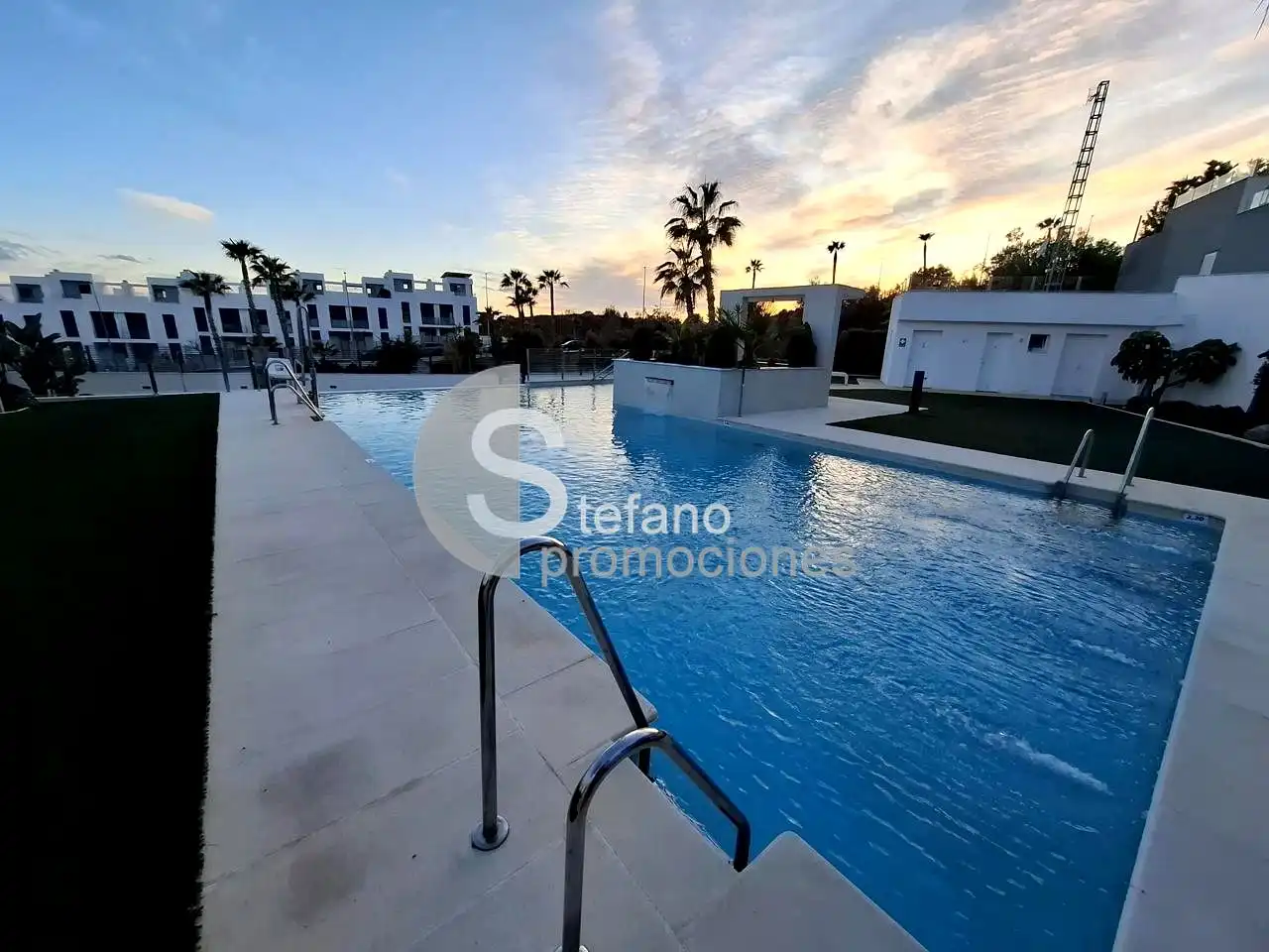 Piscina de Casa adosada en venta en Rincón de la Victoria con Terraza y Piscina comunitaria