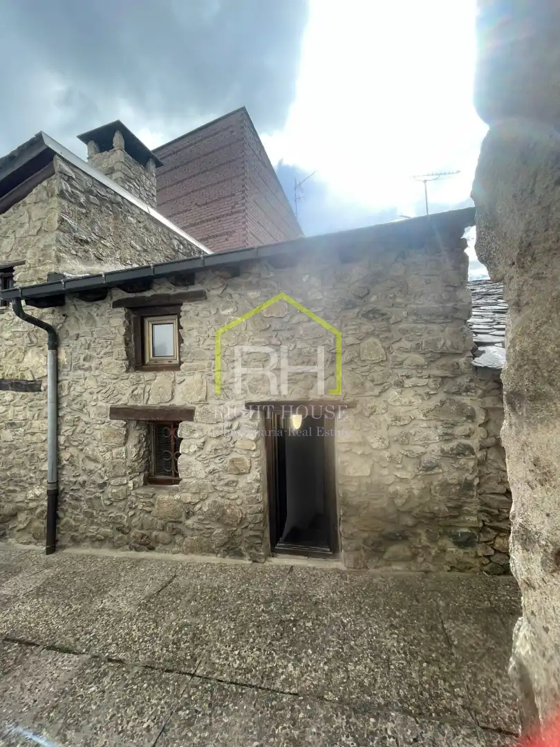 Außenansicht von Wohnung zur Miete in Andorra la Vella mit Heizung, Parkett und Ofen