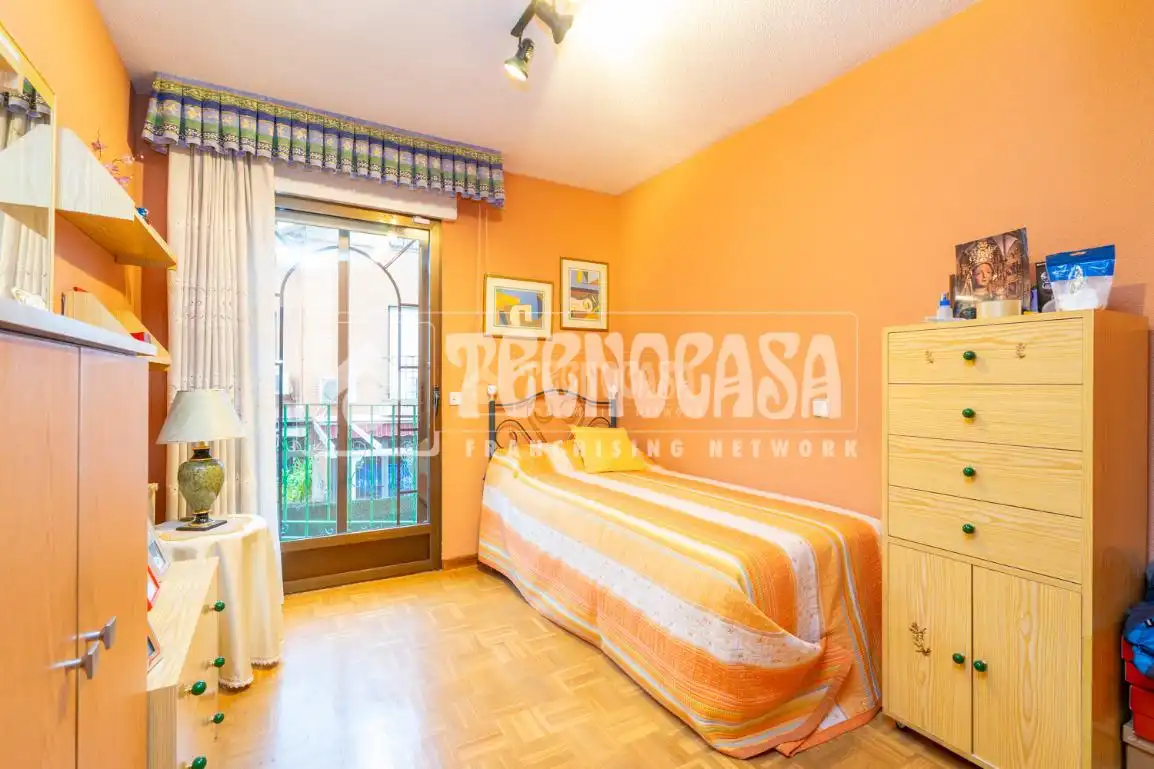 Habitación de Casa adosada en venta en Colmenar Viejo con Calefacción, Jardín privado y Terraza