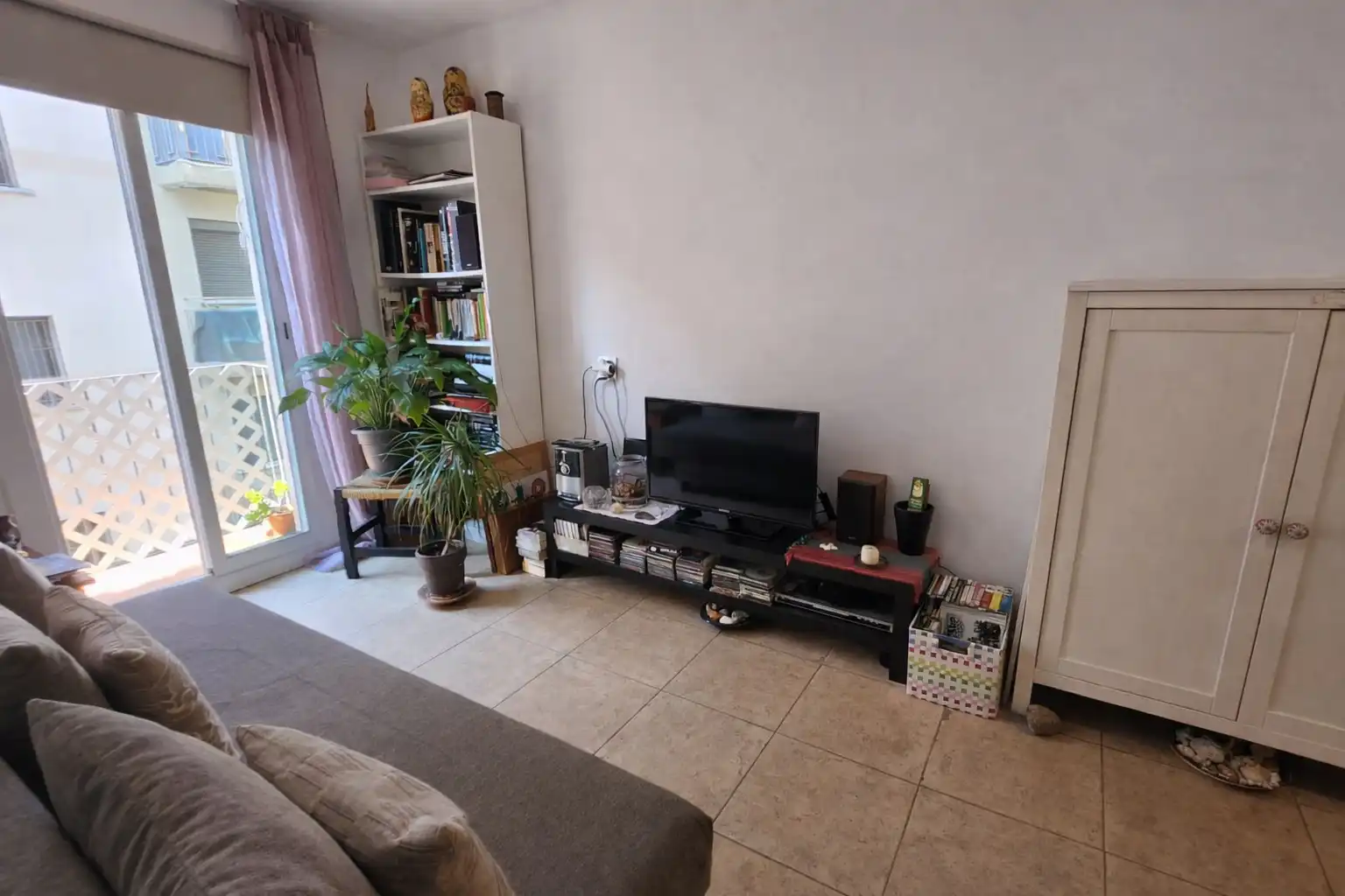 Sala d'estar de Pis en venda en Barcelona amb Forn, Balcó i Alarma
