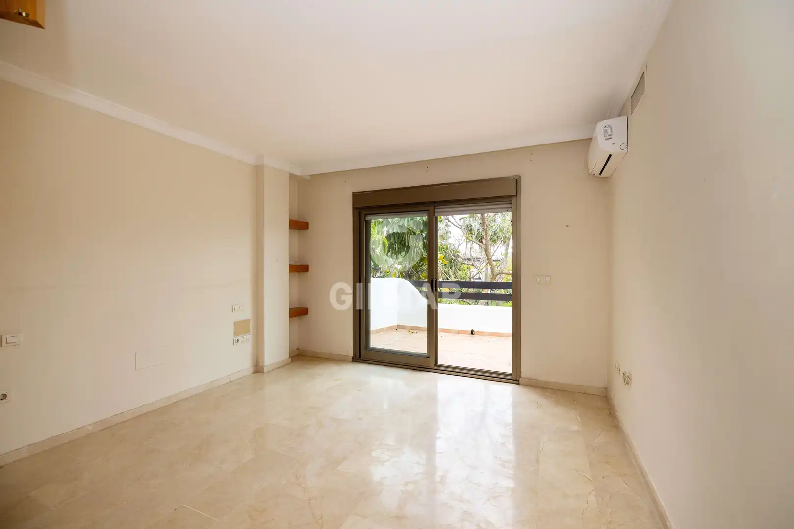Vista exterior de Casa adosada en venta en Marbella con Calefacción, Jardín privado y Piscina