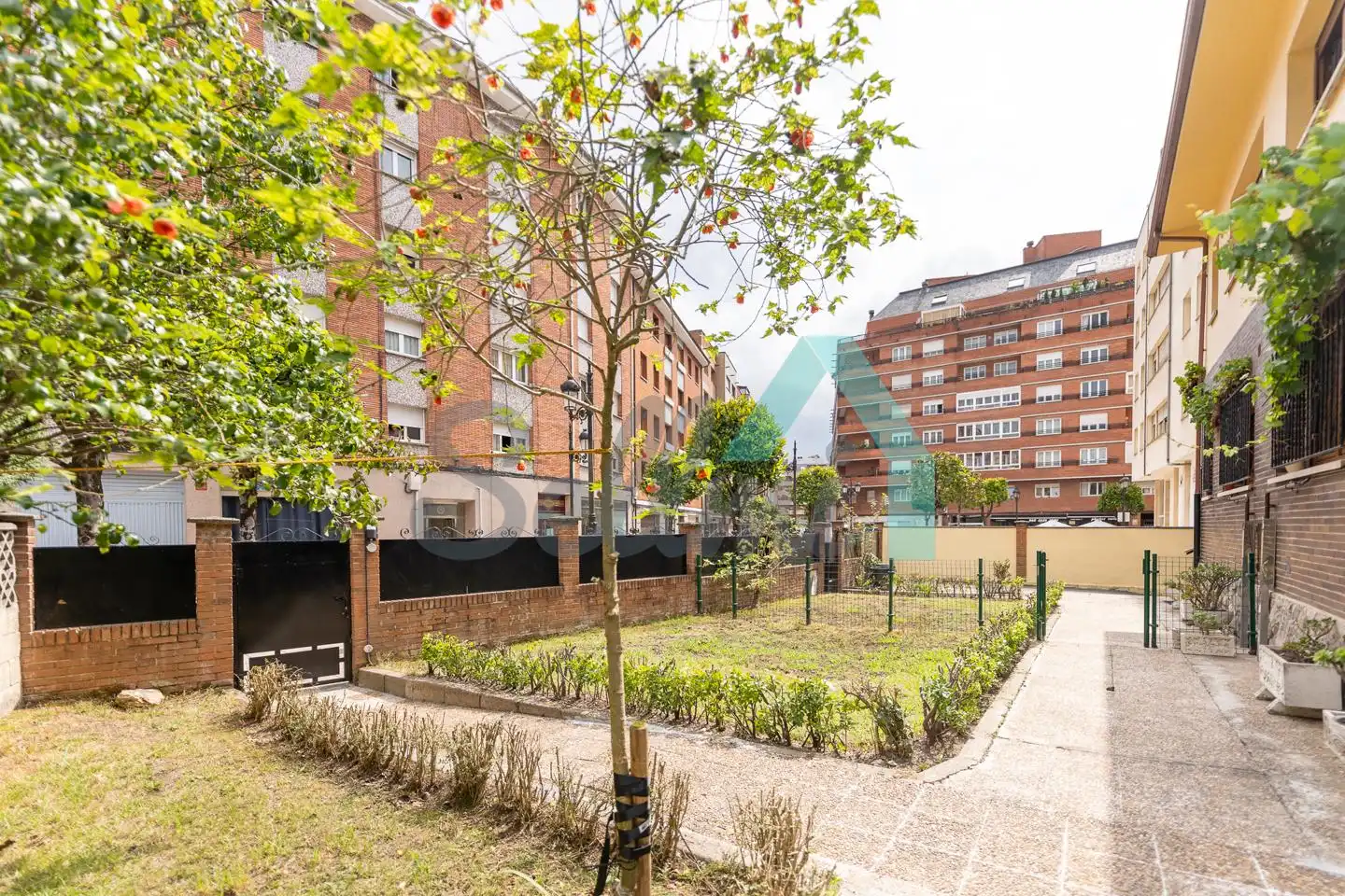 Vista exterior de Casa adosada de lloguer en Oviedo  amb Calefacció, Jardí privat i Parquet