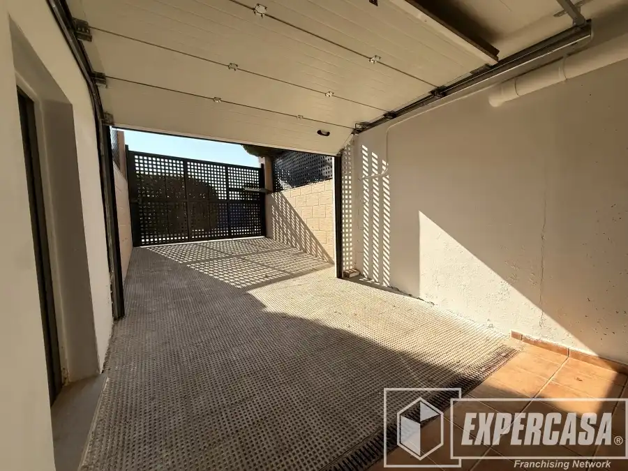 Aparcament de Casa o xalet en venda en Riba-roja de Túria amb Aire condicionat, Calefacció i Terrassa