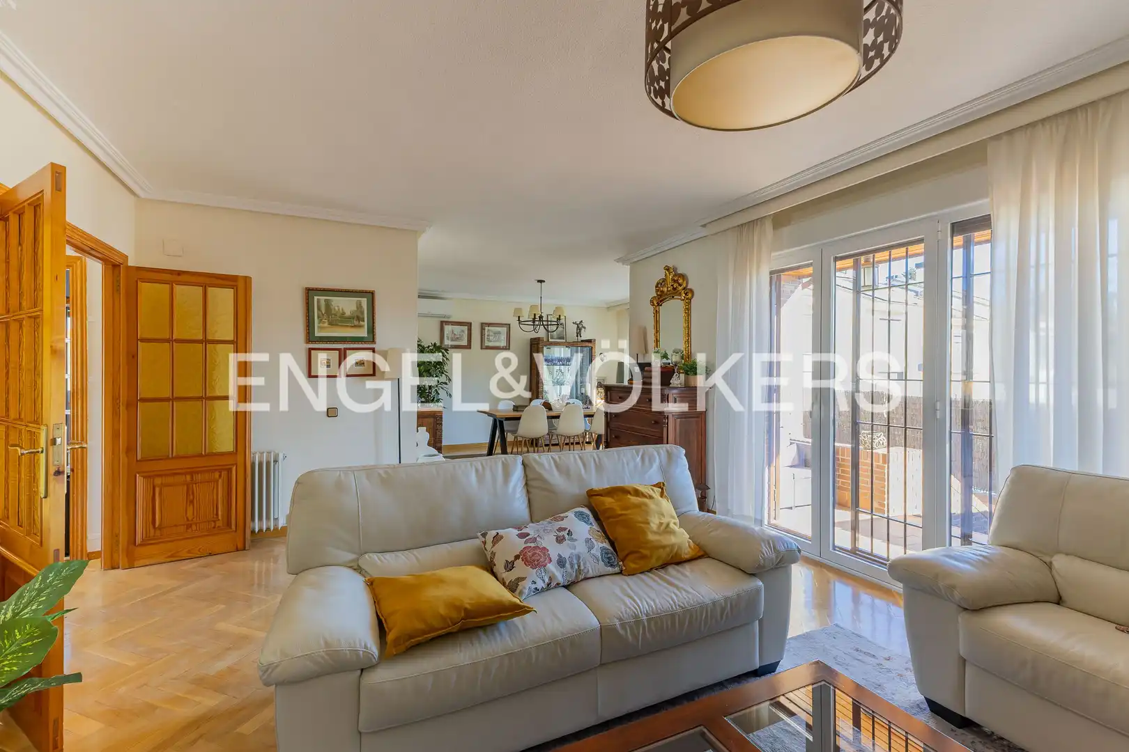 Sala d'estar de Casa adosada en venda en Las Rozas de Madrid amb Aire condicionat, Calefacció i Jardí privat
