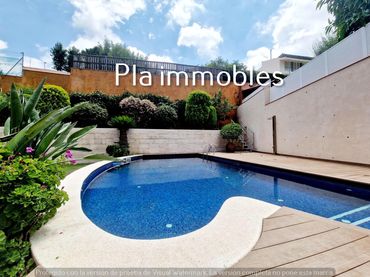 Casa con balcón en venta en Marianao
