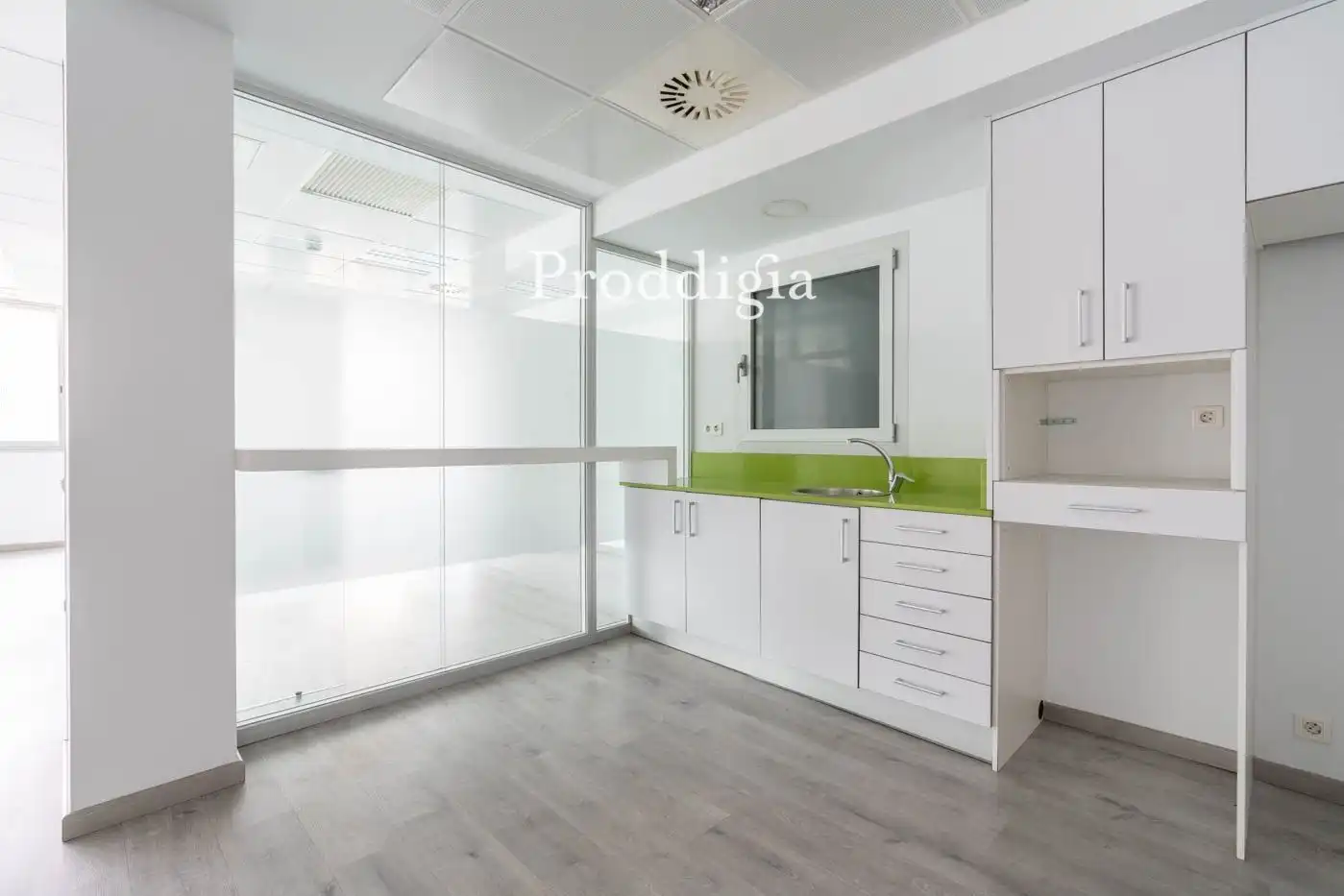Büro zur Miete in Barcelona mit Klimaanlage, Heizung und Alarm