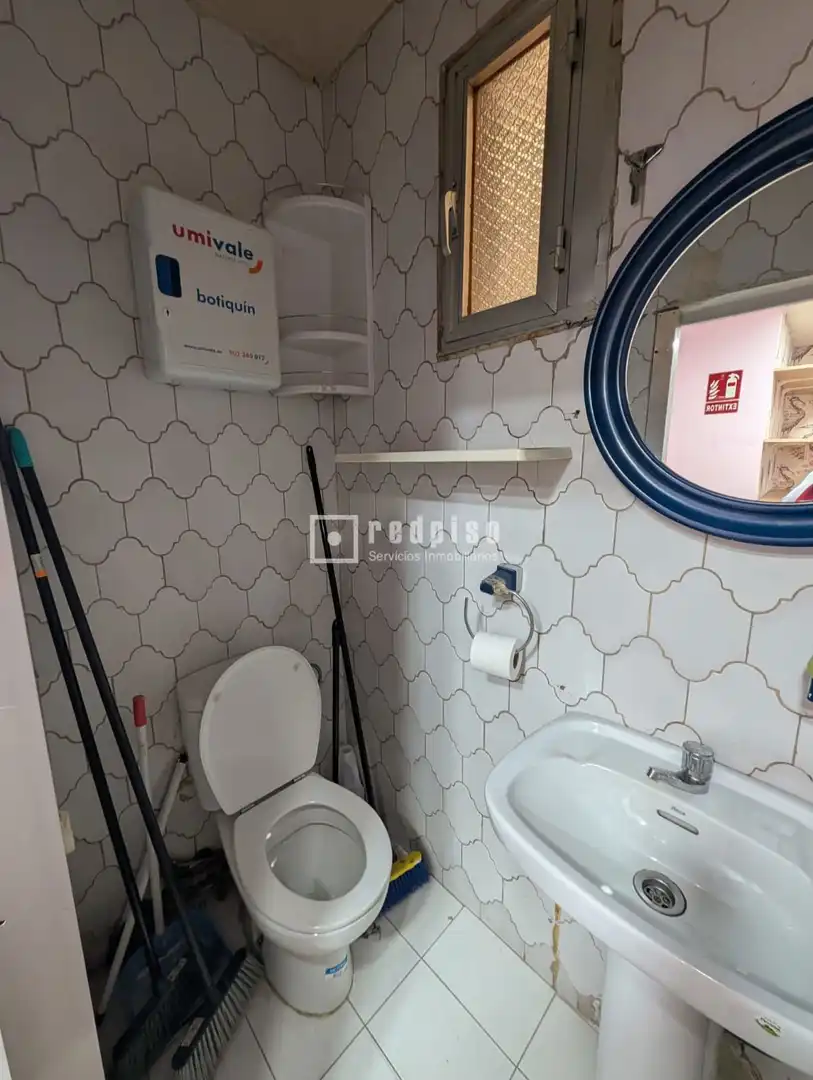 Bany de Local de lloguer en Madrid amb Aire condicionat, Terrassa i Alarma