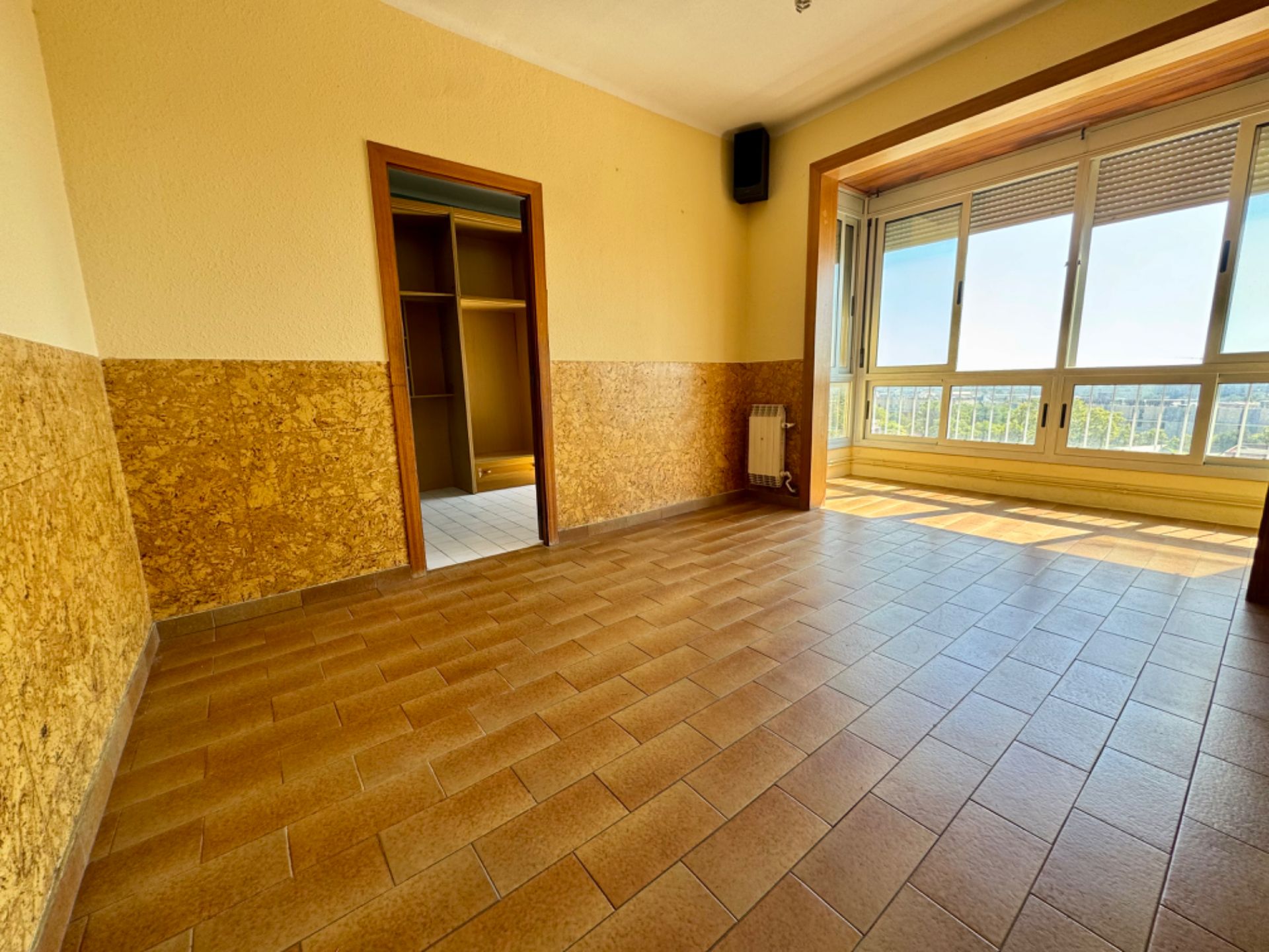 Habitación de Piso en venta en Cornellà de Llobregat con Calefacción, Amueblado y Horno