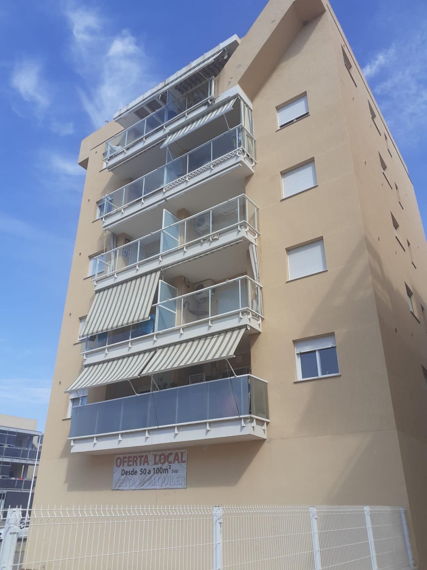 Vista exterior de Àtic en venda en Guardamar de la Safor amb Aire condicionat, Jardí privat i Terrassa