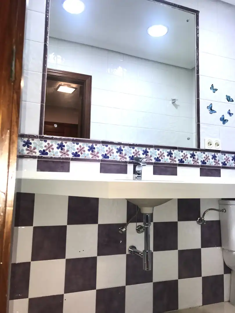 Baño de Casa adosada en venta en Plasencia con Aire acondicionado, Calefacción y Jardín privado