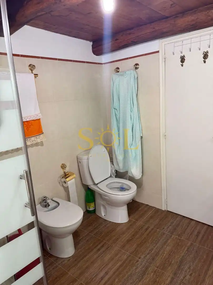 Bany de Casa o xalet en venda en Los Barrios de Luna  amb Calefacció i Moblat