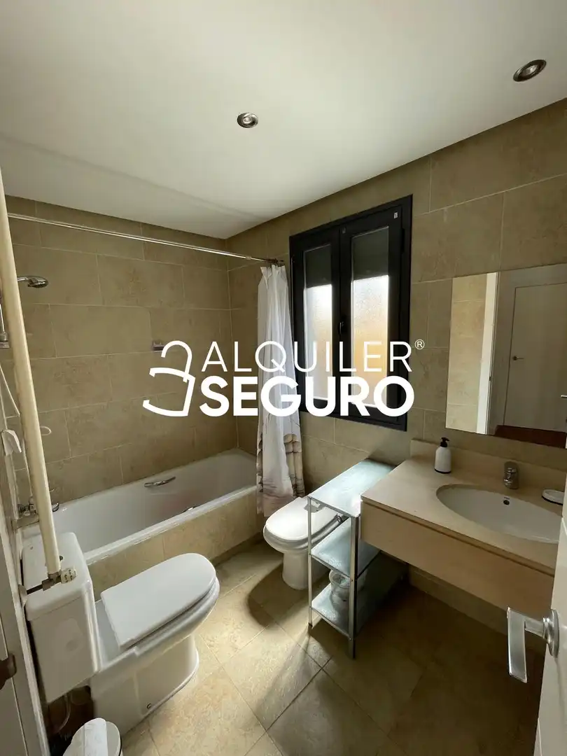 Baño de Piso de alquiler en Madrid con Aire acondicionado y Calefacción