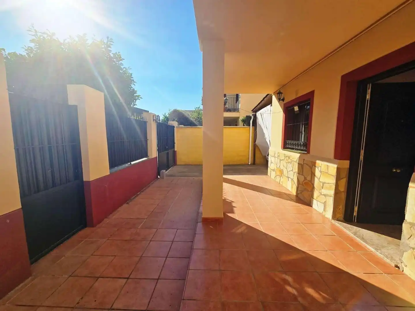 Vista exterior de Casa adosada en venda en Bormujos amb Aire condicionat, Terrassa i Piscina comunitària