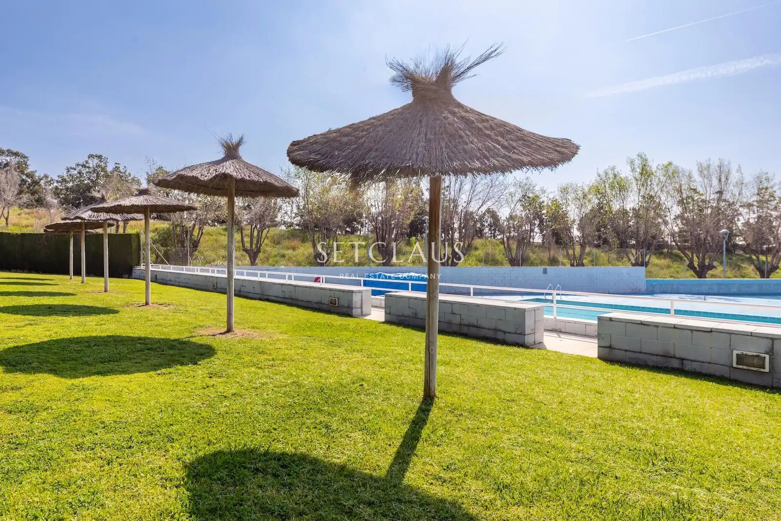 Swimming pool of Attic for rent in Tiana  with Air Conditioner, Heating and Parquet flooring