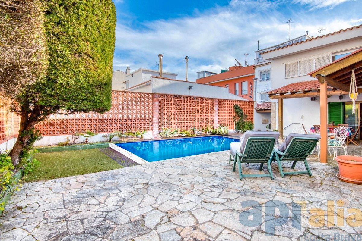 Piscina de Casa adosada en venda en Sant Feliu de Guíxols amb Calefacció, Jardí privat i Terrassa