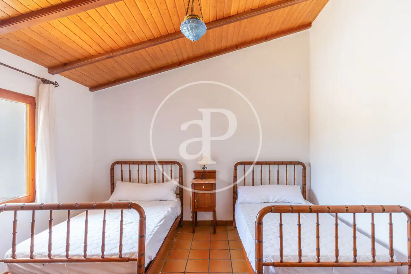Dormitori de Finca rústica en venda en Requena amb Aire condicionat, Calefacció i Jardí privat