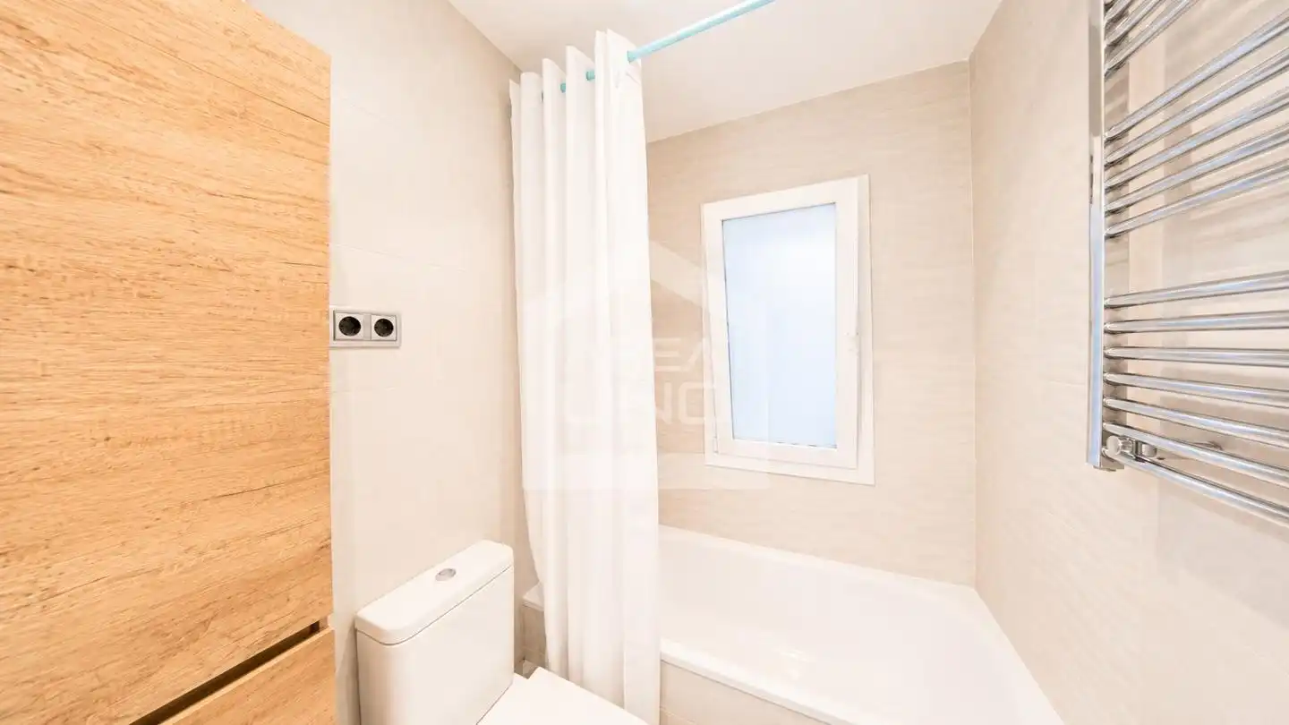 Bathroom of Flat for sale in Alcorcón  with Air Conditioner, Heating and Parquet flooring