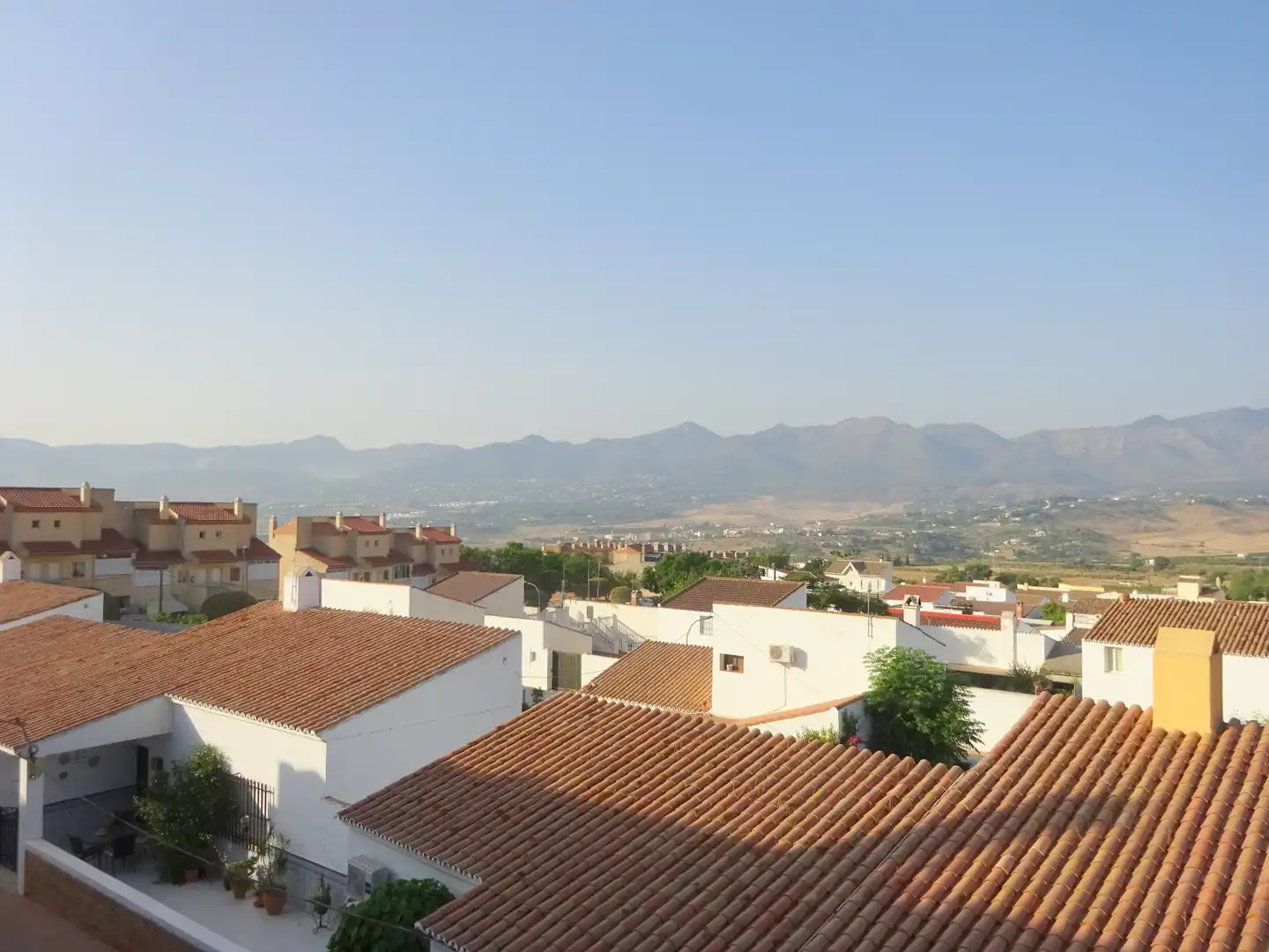 Vista exterior de Casa adosada en venda en Alhaurín de la Torre amb Aire condicionat, Jardí privat i Terrassa