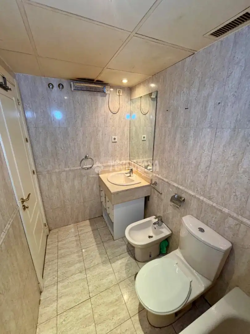 Baño de Piso en venta en Madrid con Aire acondicionado, Calefacción y Piscina comunitaria