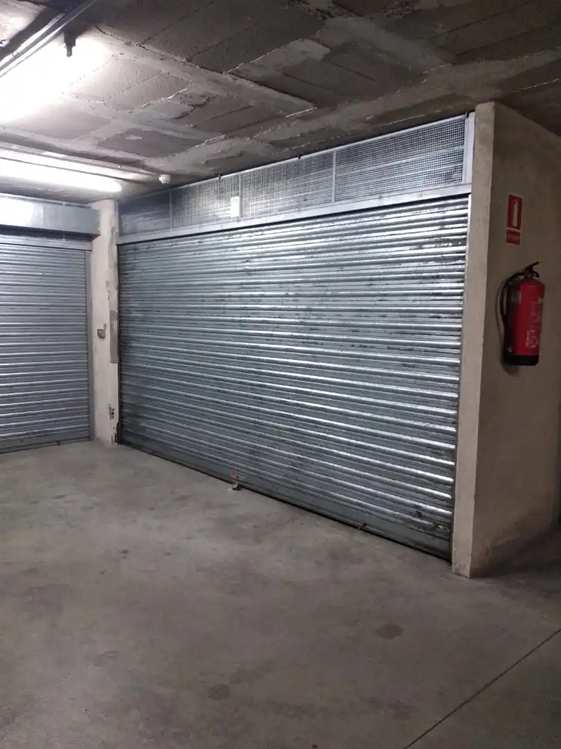 Garage for sale in Salt