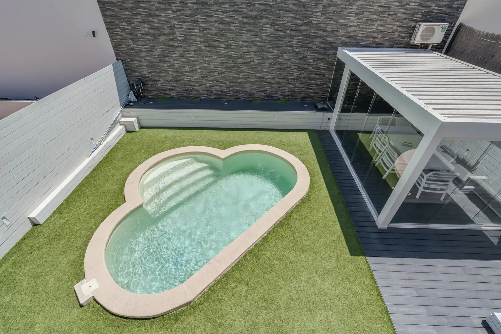 Piscina de Casa adosada en venta en Sant Quirze del Vallès con Aire acondicionado, Calefacción y Jardín privado