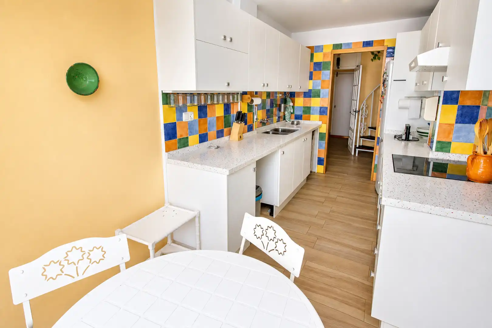 Küche von Dachboden zum Verkauf in Manilva mit Klimaanlage, Terrasse und Schwimmbad