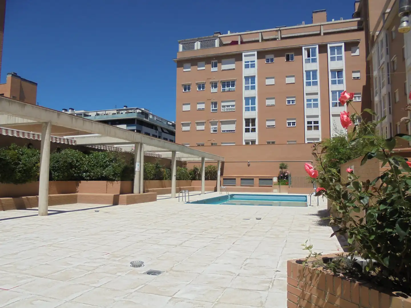 Piscina de Piso de alquiler en Madrid con Aire acondicionado, Calefacción y Trastero