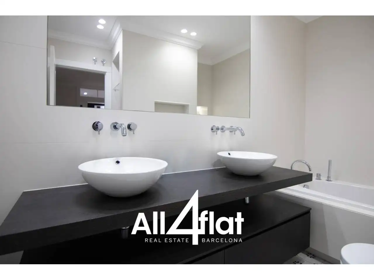 Bathroom of Flat for sale in Barcelona  with Air Conditioner, Heating and Parquet flooring