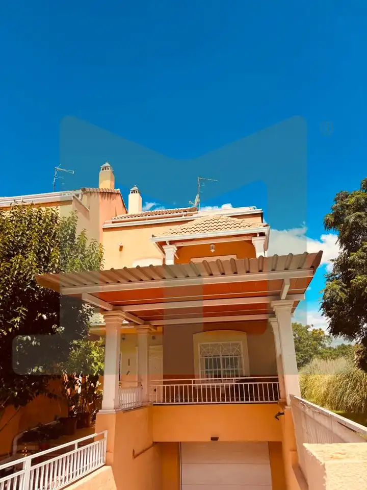 Vista exterior de Casa o xalet de lloguer en Parla