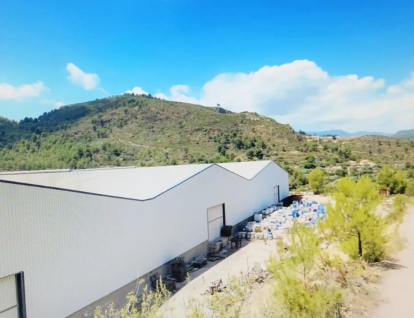 Außenansicht von Fabrikhallen zum Verkauf in Llucena / Lucena del Cid