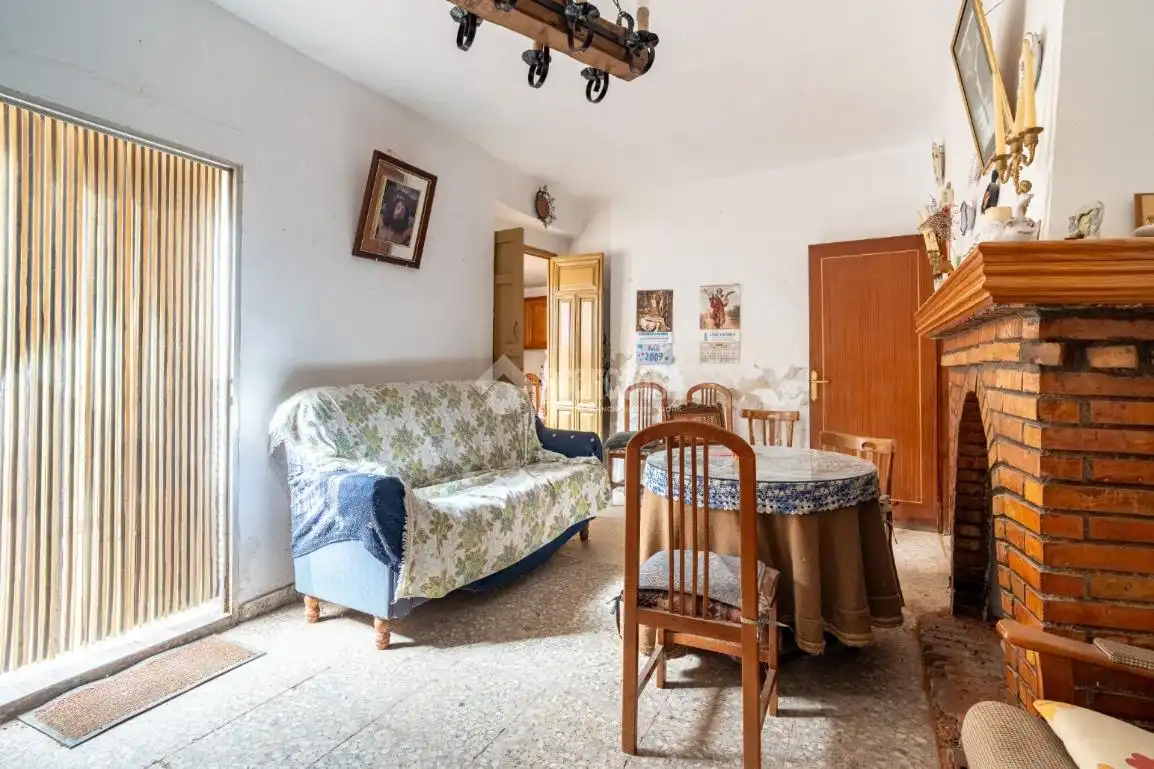 Sala d'estar de Casa adosada en venda en Villamena amb Terrassa