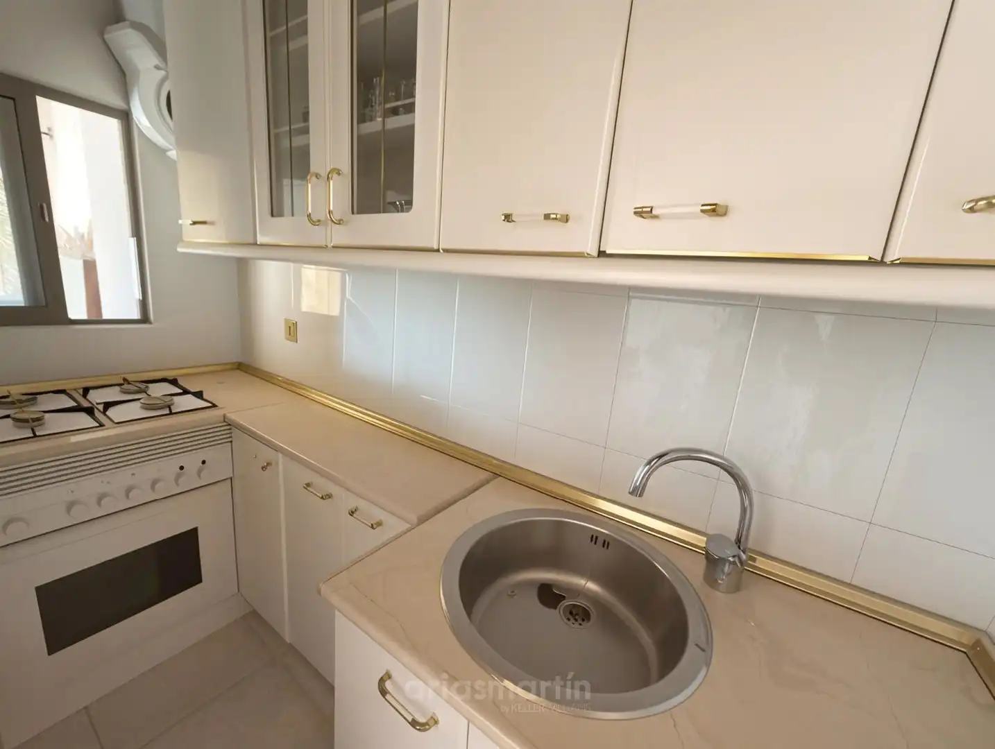 Cuina de Casa o xalet en venda en Vecinos amb Terrassa i Moblat